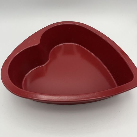 Wilton Red Heart Shaped Cake Baking Pan 9" Valentine's Day Baked Goods Love VGC - Picture 3 of 9